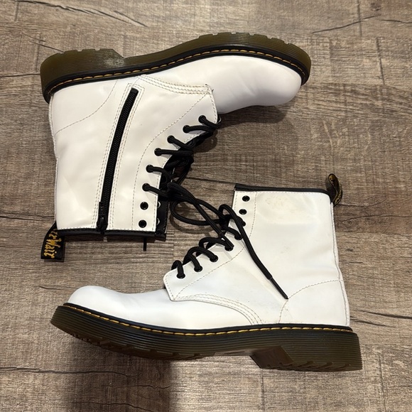 Dr. Marten’s - 1460 WOMEN'S PATENT LEATHER LACE UP BOOTS - White - Size 7 - Picture 3 of 9